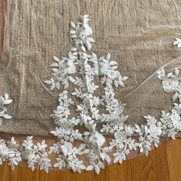 Cathedral floral veil, Wedding veil with flower lace appliqué - Ivory - Picture 2 of 9